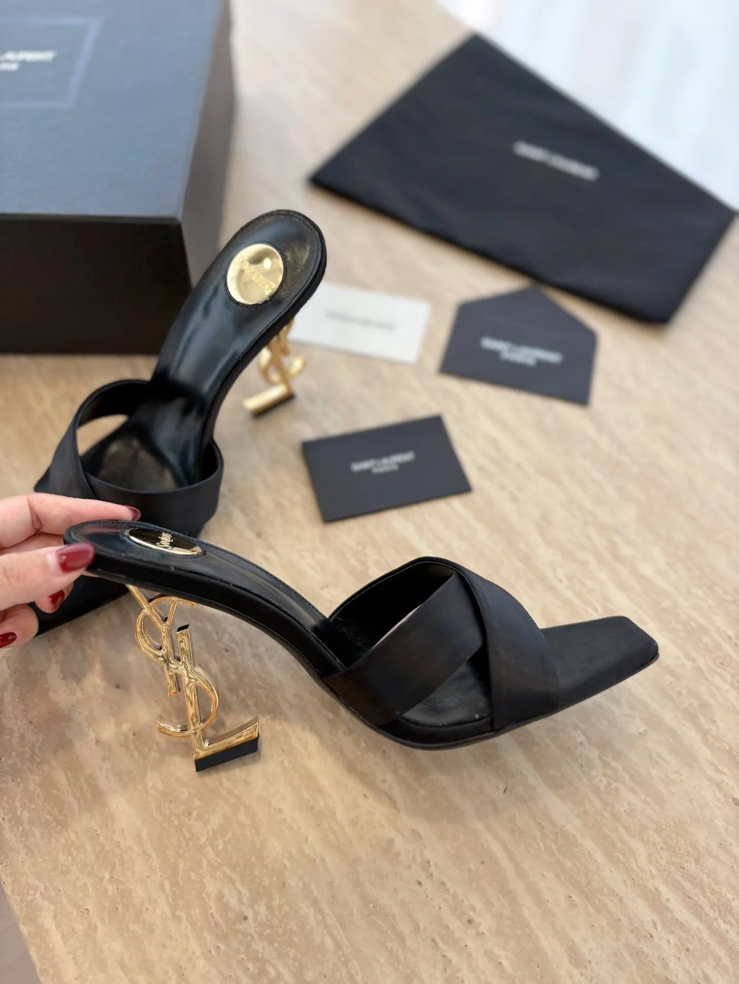 👟👟Ex-factory price 520👟👟 "SAINT LAUREN*" Saint Laurent YSL classic high-heeled shoes and sandals. Only YSL understands women's hearts best and does not accept refutation. It is a super invincible feminine artifact and a must-have for women (z-product full-body customization, own molded hardware accessories, perfect consistency). Compare the differences between pictures and products on the market ✔ Upper: Customized imported calf patent leather ✔Inner lining: imported 🐑 sheepskin ✔Sole: imported genuine leather outsole ✔Heel height: 10.5cm ✔Number of yards: 35-39 (40 can be customized and non-returnable) (Full set of packaging)